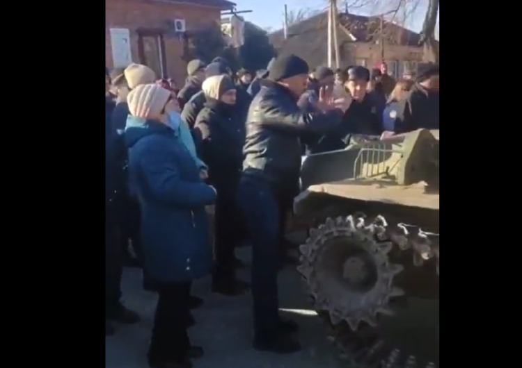 Zatrzymanie czołgu [wideo] Bohaterska postawa ukraińskich cywilów. Gołymi rękami zatrzymali rosyjski konwój