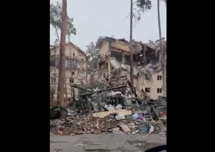  Rosyjskie siły ostrzelały budynki mieszkalne w Irpieniu pod Kijowem. Wstrząsające nagrania [WIDEO]