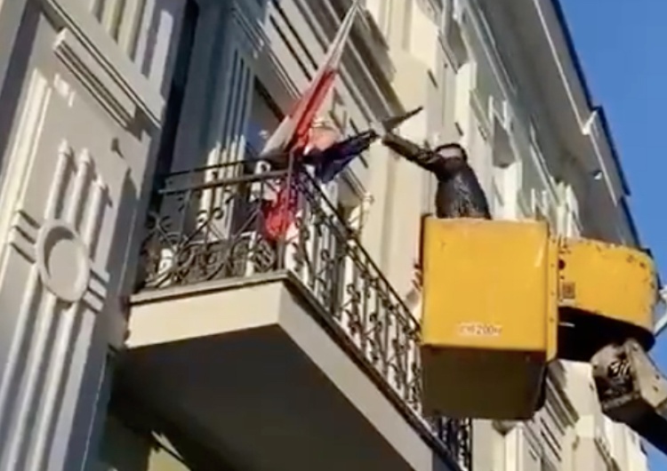  Przy pomocy podnośnika chcieli zdjąć flagi Polski i UE z konsulatu w Irkucku. Pracownicy nie pozwolili [WIDEO]