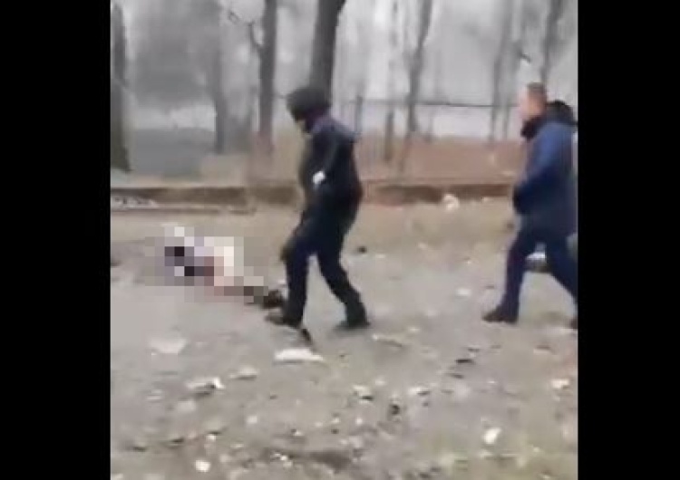  [VIDEO 18+] Koszmar. Tak miał wyglądać Czernihów po bombardowaniu Rosjan. Ranni i martwi cywile na ulicach