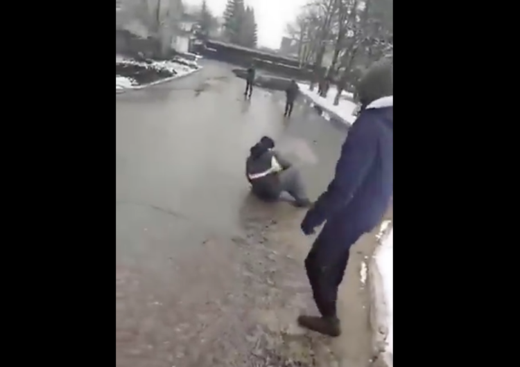  Rosjanie strzelają wprost do cywilów na ulicy? [video]