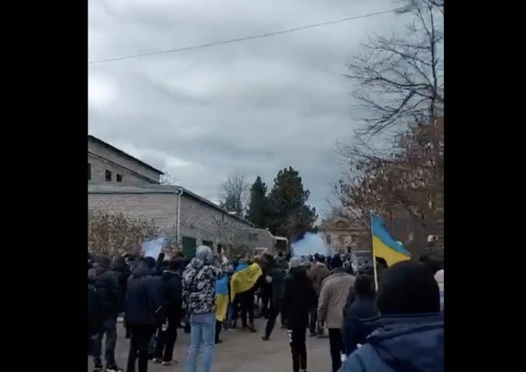  Interfax-Ukraina: Rosjanie otworzyli ogień do protestujących w Nowej Kachowce. Są ranni [WIDEO]