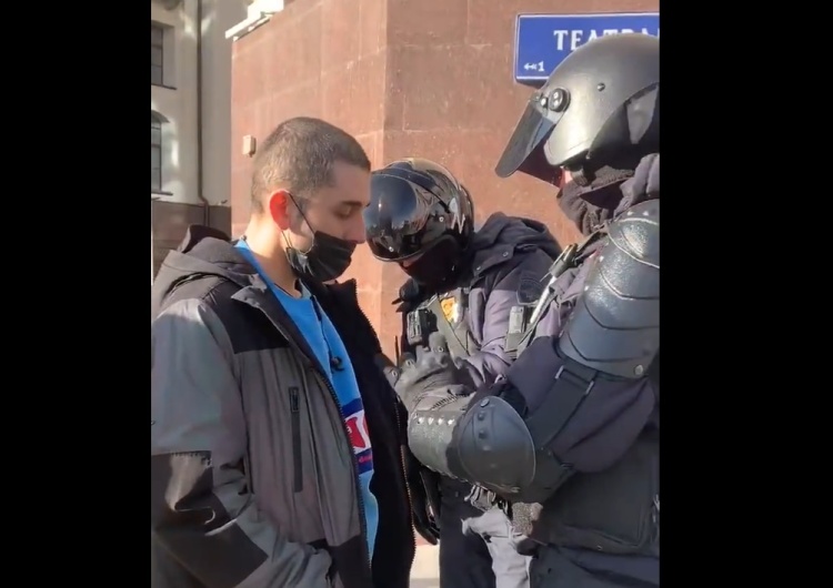 Moskiewski policjant przegląda zawartość smartfona Obłęd. Rosyjski niezależny dziennikarz: Policjanci w Moskwie przeglądają ludziom na ulicy wiadomości w telefonach [WIDEO]