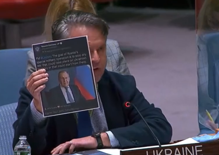 Ukraiński ambasador na forum ONZ [wideo] Ambasador Ukrainy na forum ONZ informuje rosyjskich dyplomatów, gdzie mogą uzyskać pomoc psychiatryczną