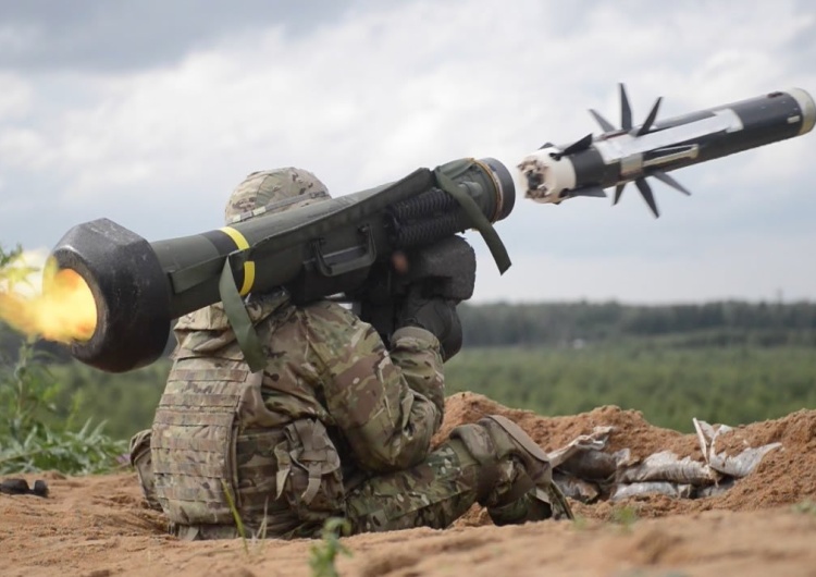 żołnierz w zestawem przeciwpancernym Javelin Siły Zbrojne Ukrainy: Jednostki rosyjskiej 6 armii wycofały się spod Charkowa na terytorium Rosji
