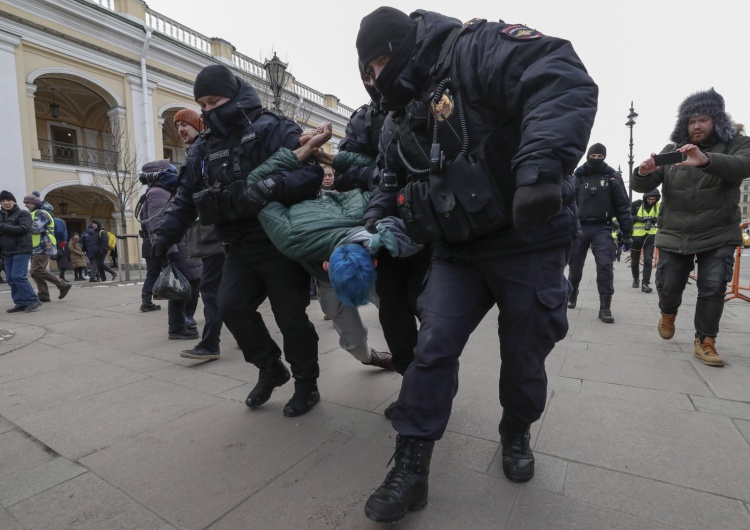 Nielegalny protest w Petersburgu przeciwko wojnie na Ukrainie „Opinia publiczna Rosji nie doprowadzi do zmiany władzy. Nie ma znaczenia, że w miastach protestują młodzi ludzie”
