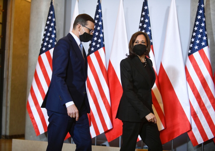 Kamala Harris i Mateusz Morawiecki Wiceprezydent USA: Potwierdzam zaangażowanie USA w zobowiązania wobec Polski