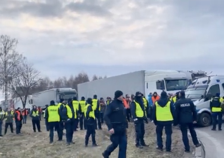 Przed przejściem granicznym z Białorusią trwa protest. „Tiry na białoruskich i rosyjskich tablicach jeżdżą dalej”