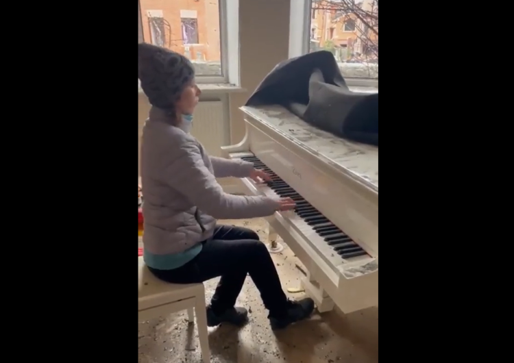 Irina Maniukina [wideo] Ukraińska pianistka zagrała Chopina tuż przed ucieczką ze zrujnowanego przez Rosjan domu