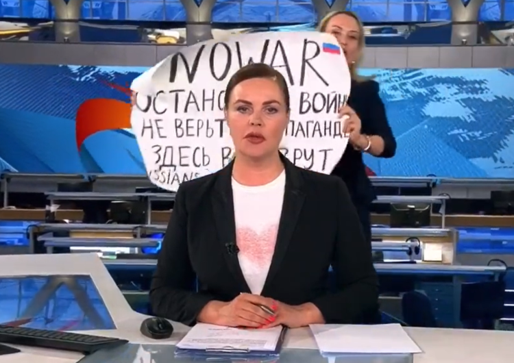Marina Owsiannikowa „Wstyd mi”. Rosyjska dziennikarka, która zaprotestowała w rosyjskiej TV przeciwko wojnie, nagrała wcześniej wiadomość