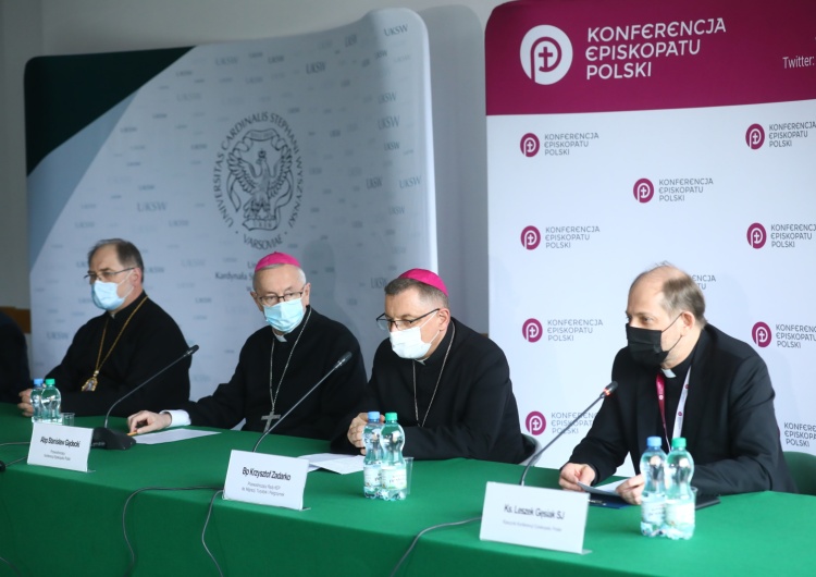 Od prawej: o. Leszek Gęsiak, bp Włodzimierz Juszczak, abp Stanisław Gądecki, bp Krzysztof Zadarko Kontrowersyjne słowa Cyryla do abp. Gądeckiego, logistyka pomocy uchodźcom, potępienie rosyjskiej inwazji poruszane na spotkaniu biskupów