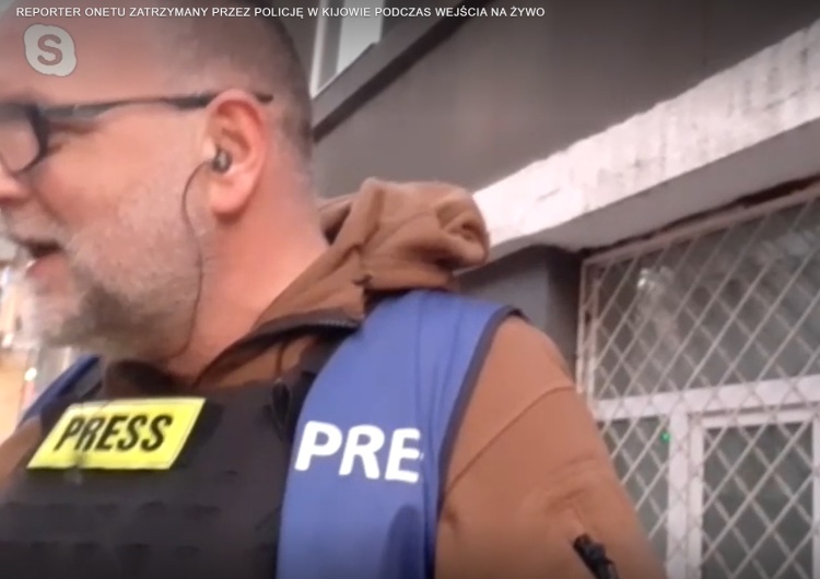 Marcin Wyrwał legitymowany na kijowskiej ulicy Reporter Onetu wylegitymowany podczas transmisji na żywo z Kijowa