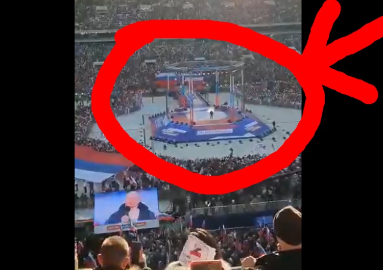 Władimir Putin przemawia na Stadionie Łużniki Putin przemawiał z pancernej klatki? W TV dobrze to ukryto [WIDEO]