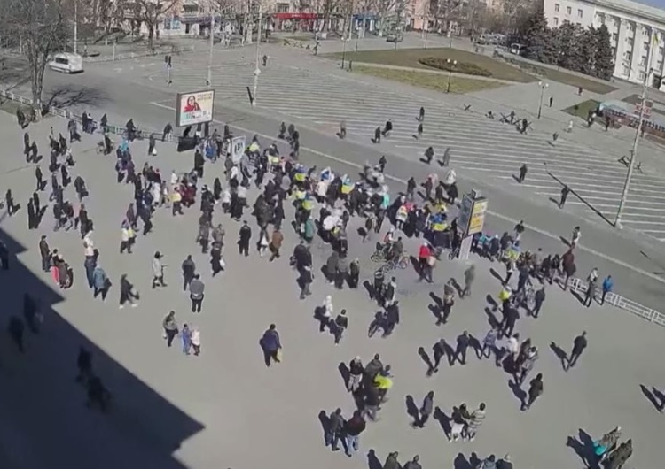 Kherson, 21.03.2022 r. „Zapasy żywności i leków dla 300 tys. obywateli prawie się skończyły”. Kolejnemu miastu na Ukrainie grozi katastrofa humanitarna