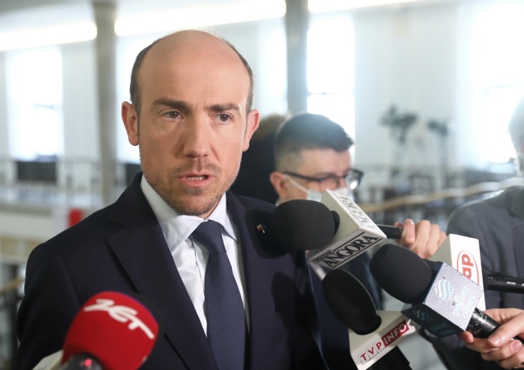 Borys Budka opublikował sondaż, który miał wyjść dopiero za… trzy dni? Konsternacja w sieci