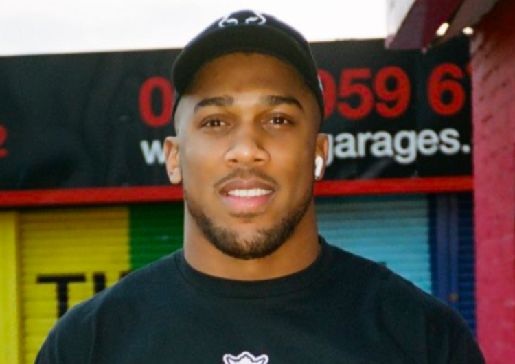  Anthony Joshua znów zaprezentował się w koszulce z biało-czerwonym Orłem. Internauci spekulują [FOTO]