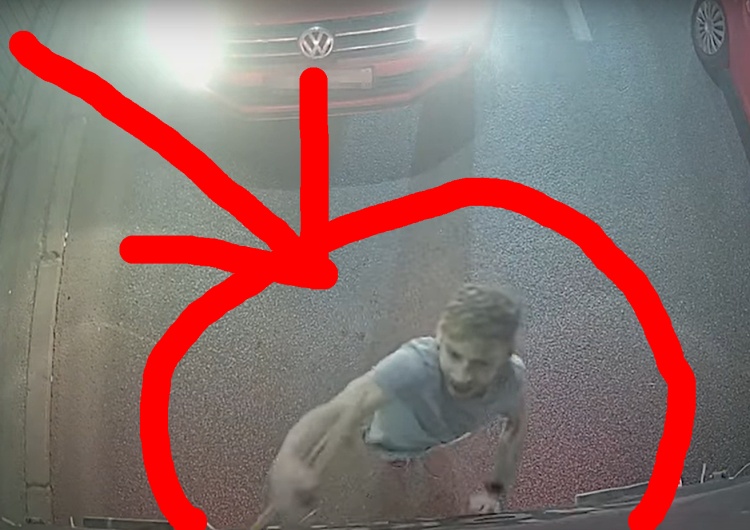 Proaborcyjny aktywista atakuje furgonetkę Fundacji Pro - Prawo do życia [WIDEO] Proaborcyjny aktywista zaatakował furgonetkę antyaborcyjną wieszakiem. Ten wyraz twarzy!