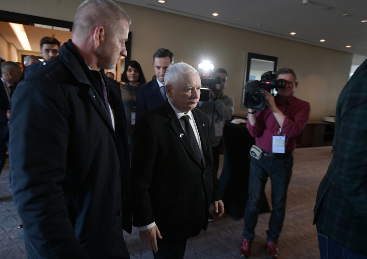 Miejsce Jarosława Kaczyńskiego podczas wczorajszego przemówienia Joe Bidena stało puste. Znamy powód