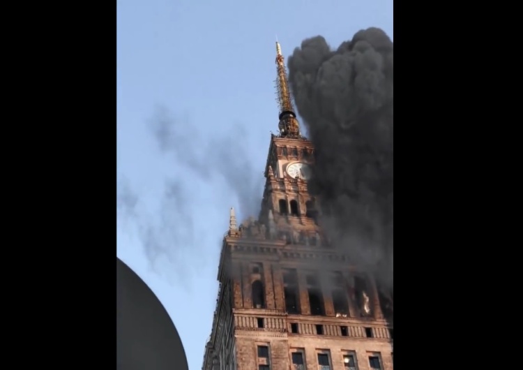 Zbombardowany Pałac Kultury Obrazy bombardowanej Warszawy. Film, mający zwrócić uwagę na tragedię Ukrainy, szybko zdobywa zasięgi [WIDEO]