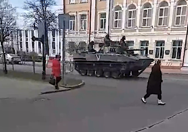 Wycofujące się rosyjskie pojazdy pancerne „Wycofywanie wojsk rosyjskich z okolic Kijowa”. Tadeusz Giczan publikuje film