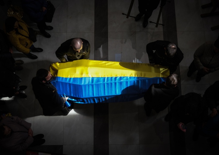Pogrzeb na Ukrainie Co Polacy sądzą o pomocy NATO dla Ukrainy, uchodźcach w Polsce i sankcjach na Rosję? [Sondaż]