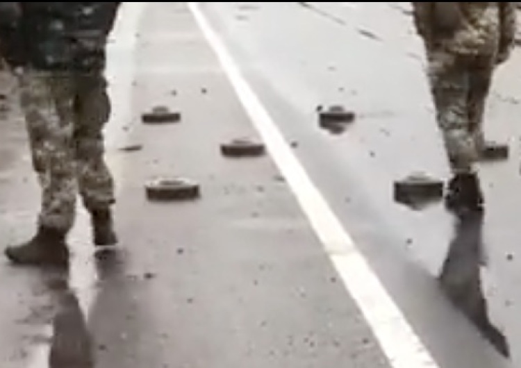  Rozminowywanie trasy między Kijowem a Warszawą. „Ukraiński curling” podbija sieć [WIDEO]
