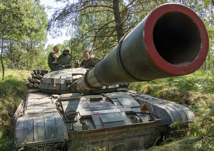 Polski T-72 Twardy Państwa NATO przekażą Ukrainie poradzieckie czołgi za pośrednictwem USA? Premier: Szczegółów nie będę ujawniał