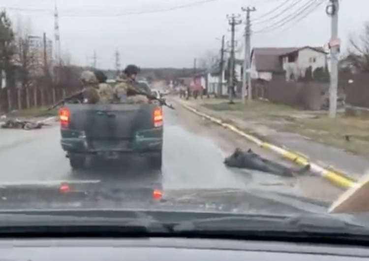  Setki zabitych cywilów na ulicach Buczy po wyjściu Rosjan. Wstrząsające nagrania [WIDEO +18]