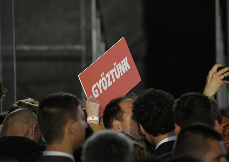Baner z napisem „Wygraliśmy” podczas wiecu partii Fidesz-KDNP po wyborach powszechnych, Budapeszt 03.04.2022 r. Są wyniki wyborów na Węgrzech po przeliczeniu 71% głosów. Nieco maleje przewaga Fideszu