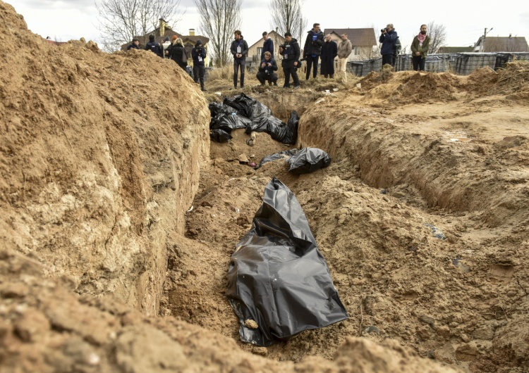 Ciała cywilów w plastikowych workach w masowym grobie w Buczy, Ukraina, 4 kwietnia 2022 r.