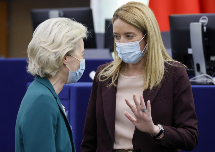 Przewodnicząca Komisji Europejskiej Ursula von der Leyen (L) i przewodnicząca Parlamentu Europejskiego Roberta Metsola (P) Z. Kuźmiuk: Przewodnicząca PE użyła argumentacji premiera Morawieckiego w sprawie Rosji