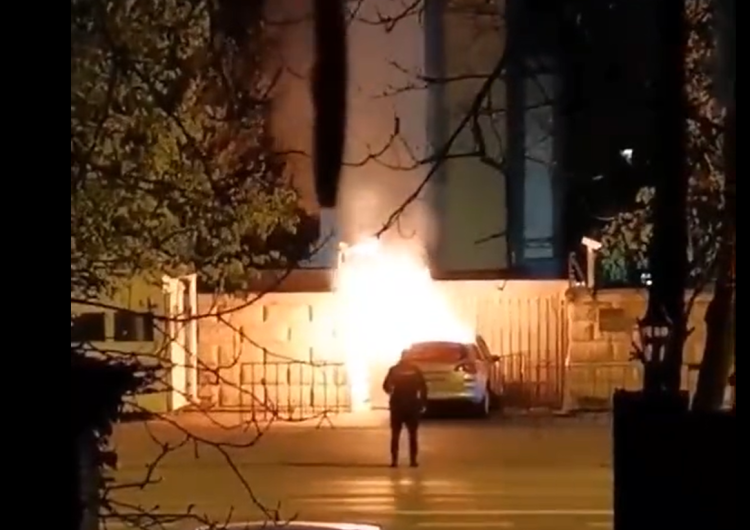 Pożar przed ambasadą Rosji Auto wjechało w ambasadę rosyjską w Rumunii. Nie żyje kierowca [video]