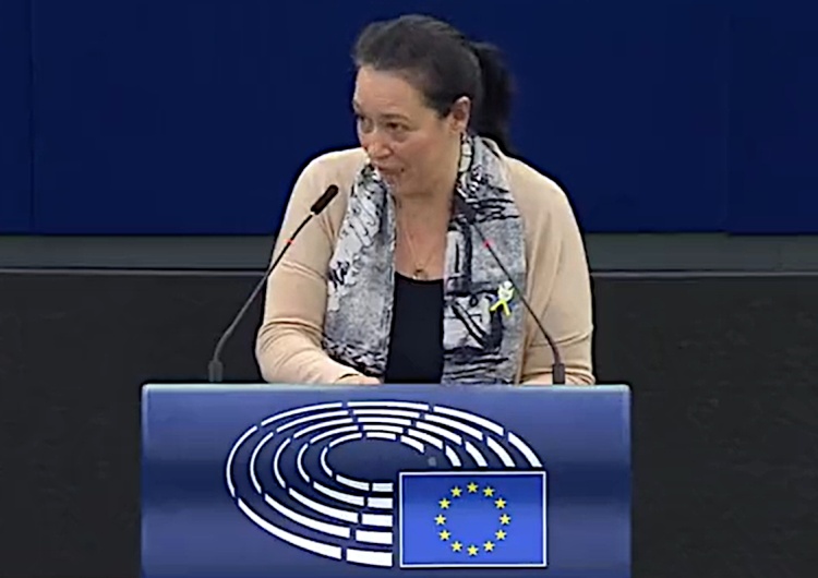 europoseł EPL odpowiada na pytanie Patryka Jakiego Patryk Jaki zapytał, czy apelująca o sankcje na Polskę europoseł partii Tuska wie, co Polacy zmienili w sądownictwie. Zobacz szokującą odpowiedź