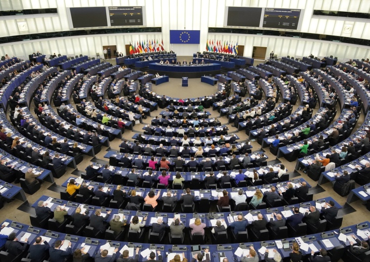 Parlament Europejski Parlament Europejski chce pełnego embarga na import z Rosji ropy, węgla, paliwa jądrowego i gazu