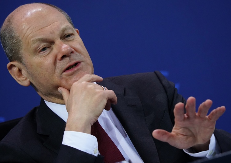 Olaf Scholz Politico: Kanclerz Niemiec wstrzymuje dostawę transporterów opancerzonych dla Ukrainy