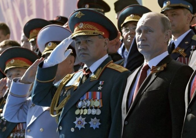 Władimir Putin i rosyjscy oficerowie Opozycyjne media z Białorusi: Rosyjscy żołnierze wywożą mienie zrabowane na Ukrainie. Co rabują najchętniej?