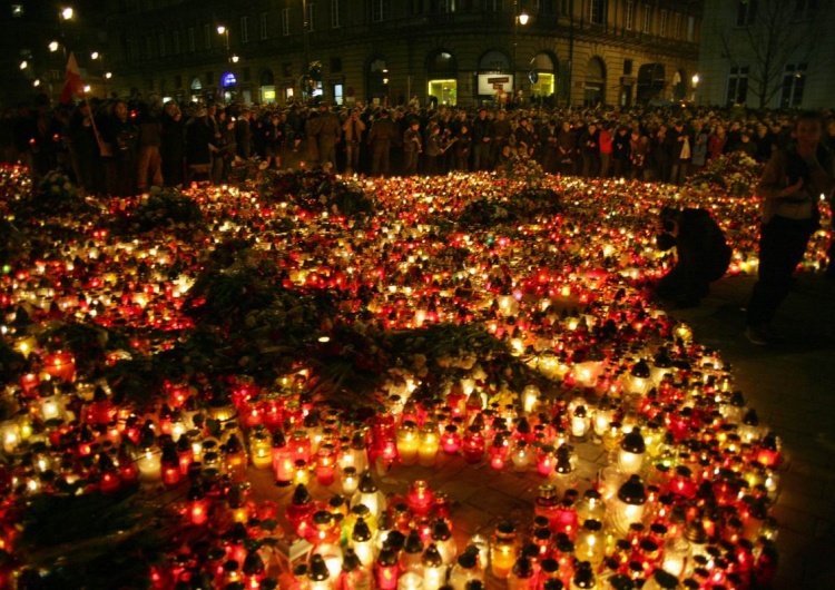 Znicze i kwiaty przed Pałacem Prezydenckim w Warszawie, 2010 rok Grzegorz Gołębiewski: Chorzy przez Polskę