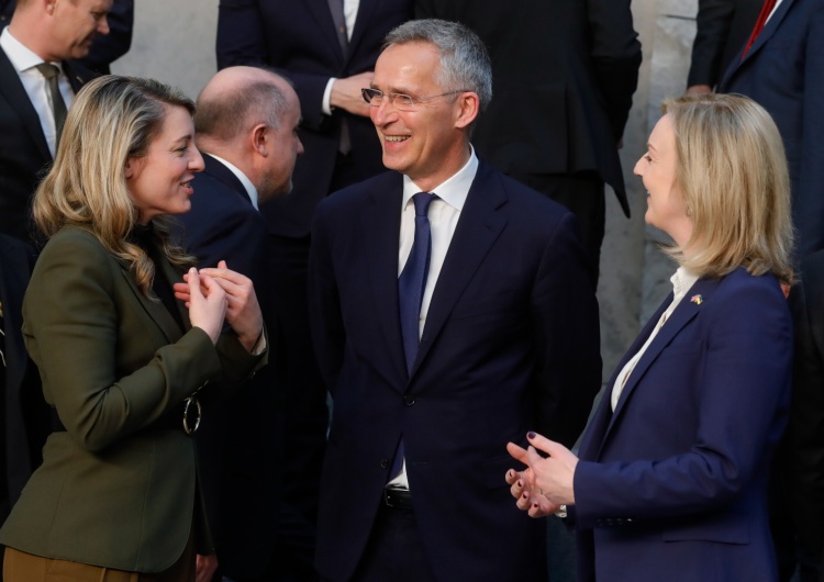 Od lewej: Melanie Joly, Jens Stoltenberg, Elizabeth Truss Stoltenberg: NATO planuje stałą obecność wojskową na granicy
