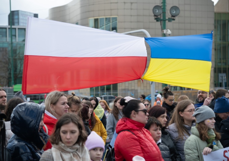 Perfmormance artystyczny upamiętniający ofiary rosyjsko-ukraińskiej wojny  Polska jednym z największych dostawców broni dla Ukrainy. Rząd miał przesłać do Brukseli wniosek o refinansowanie wydatków