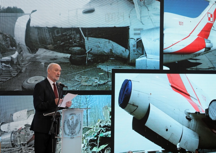 „Katastrofa z 10 kwietnia 2010 r. była wynikiem aktu bezprawnej ingerencji”. Antoni Macierewicz prezentuje raport podkomisji