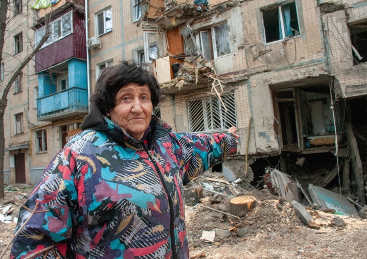 Mieszkanka Charkowa pokazująca zniszczenia wojenne Doradca MSZ Ukrainy: Znaleźliśmy kolejny masowy grób pod Kijowem. Znamy liczbę ofiar