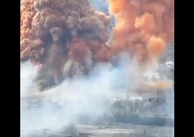 [wideo] Ukraina: Czerwony dym uniósł się nad miastem po bombardowaniu Rosjan