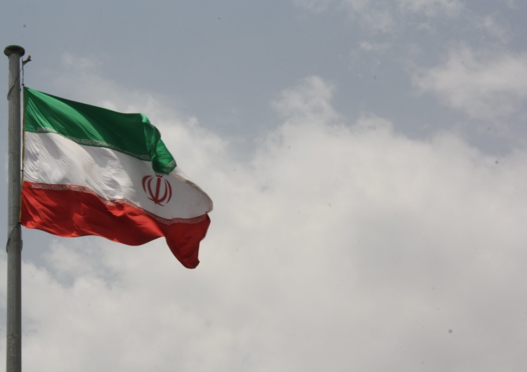 Flaga Iranu Media: Iran wspiera militarnie agresję Rosji na Ukrainie