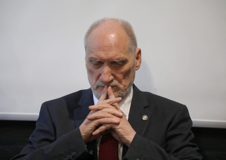 Zdjęcia ofiar w raporcie dot. katastrofy smoleńskiej. Jest oświadczenie Antoniego Macierewicza