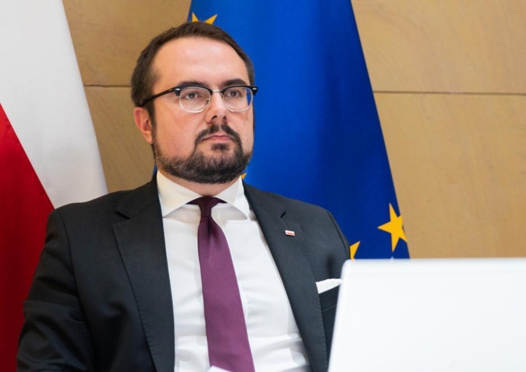 Wiceminister Paweł Jabłoński Wiceminister Jabłoński wyjaśnił jak należy ukarać Rosję. Podał jeden sposób