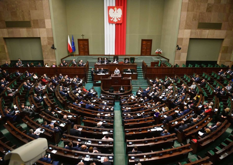 Sejm odrzucił poprawkę o zakazie importu gazu LPG z Rosji. Ustawa trafi na biurko prezydenta