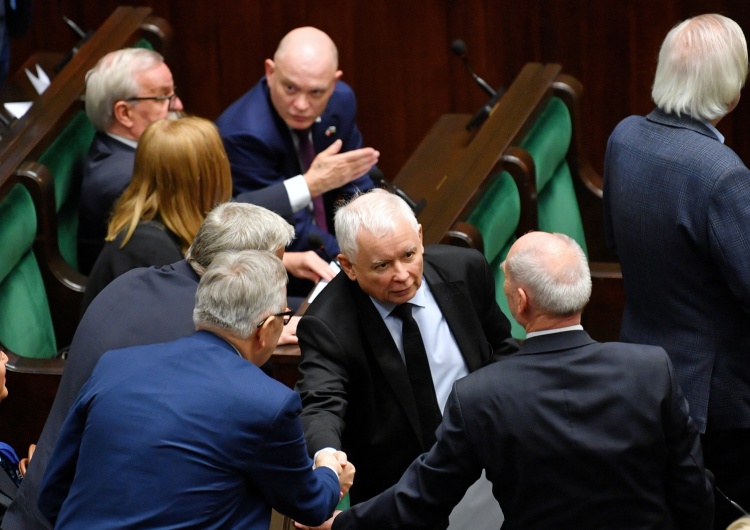  [najnowszy sondaż] Potężny wzrost PiS, spadek KO. „PiS rządziłby trzecią kadencję samodzielnie”