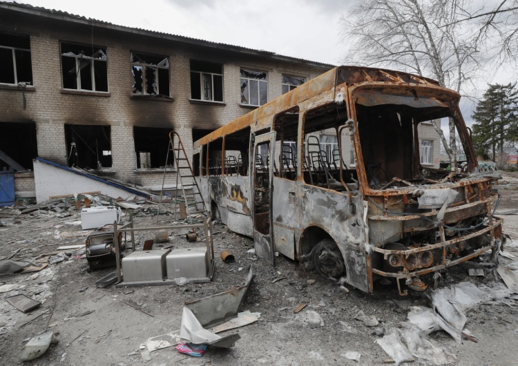 Zniszczenia po rosyjskim bombardowaniu we wsi Bohdanówka niedaleko Browarów, okolice Kijowa, Ukraina, 12 kwietnia 2022 r. Przedstawiciel władz separatystycznej republiki straszy Polskę rosyjskimi rakietami