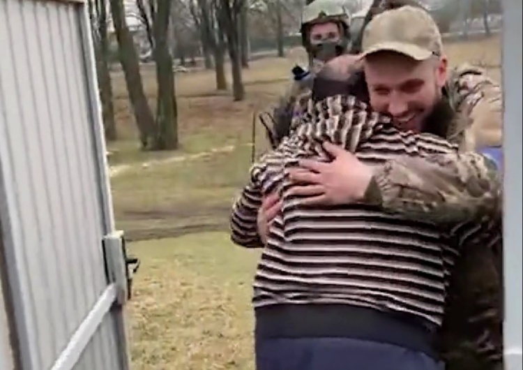 Powrót ukraińskiego żołnierza Ten widok mówi wszystko. Ukraiński żołnierz wraca do domu i widzi starych rodziców [WIDEO]