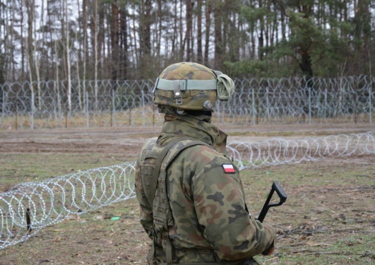 Polski żołnierz na granicy polsko-białoruskiej „Nastąpią zniszczenia, śmierć i eksplozje”. Sekretarz Rady Bezpieczeństwa Białorusi grozi Polakom